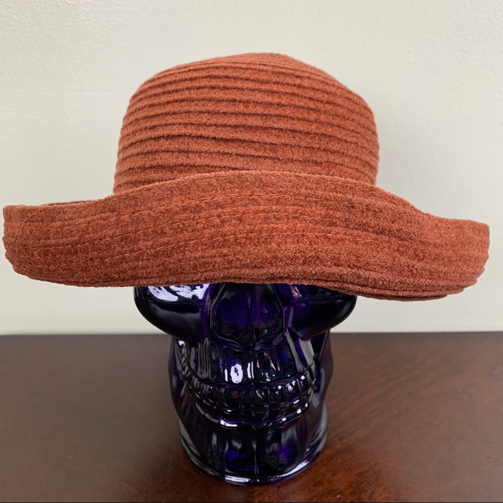 Warm BETMAR New York Brown Maroon Accrylic Polyester Ladies Winter Hat Size 40
